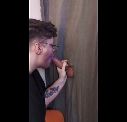 Глибоке мінет і трахання в обличчя в Gloryhole