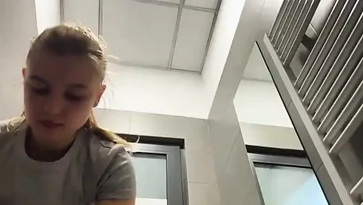 Amcığın içine boşalıyor. Herkesin içinde fışkırtıyor ve parmaklıyor