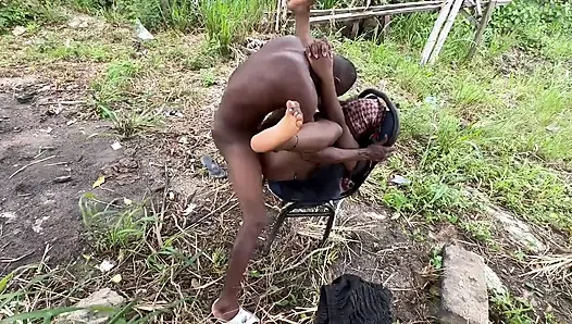 Cowok ini muasin memeknya dengan enak