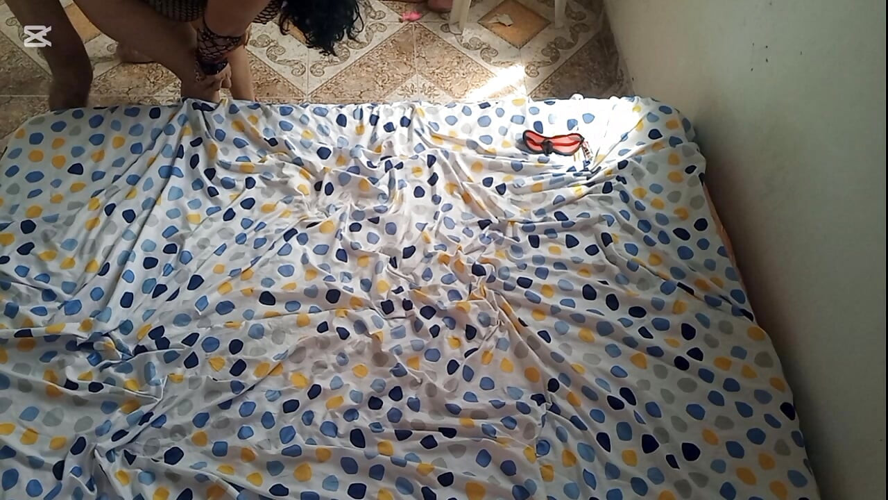 مادر مجرد دسی داغ با کیرم خفه می شه و کون آبدارش رو تسلیم می کنه