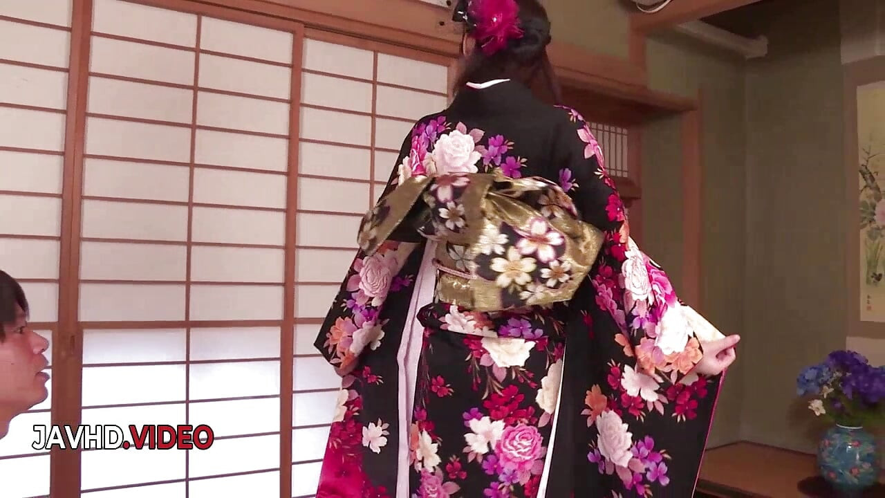 剃られた陰部の女性が官能的な日本の着物を着て、熱い中出しの幻想を楽しむ 満たされたおもちゃ