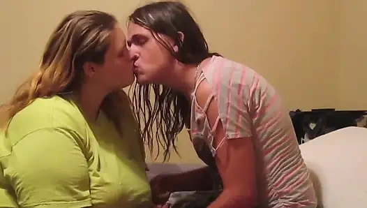 Sexy MILF & heiße sissy machen rum und bringen ihren kitzler zum kommen