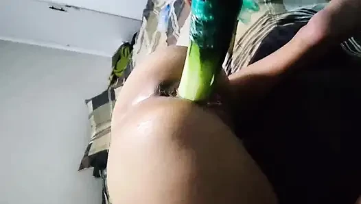 Sıkı amcık sulu salatalıktan hoşlanıyor