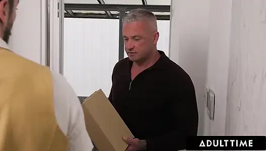 ADULT TIME - yaramaz Alice Ross yaraklar ve dildo ile doldurulmuş özel teslimat üçlüsünü seviyor!