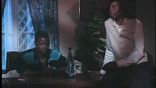 Birkaç azgın zenci hatun Pendavis ve Kira bar tezgahında lezbiyen oyunlarının tadını çıkarıyor