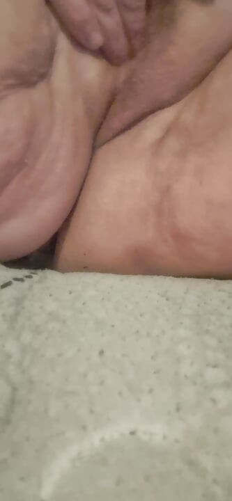 Une femme au foyer MILF fait du dirty talk joue avec sa chatte