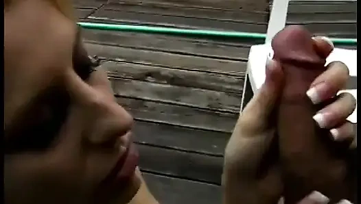 Pirang yang lebih tua menyenangkan kontol montok sampai meludah ke dia