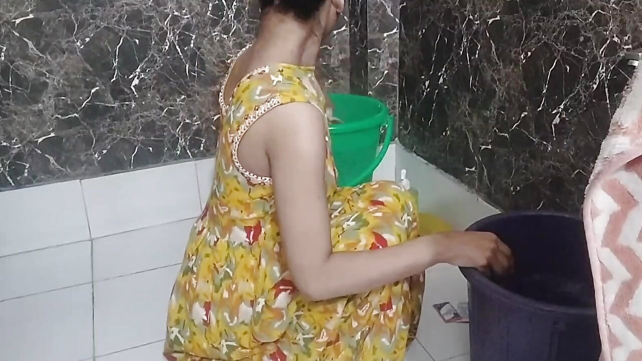 College hostel me ladkiyan ka bathroom MMS video bna liya