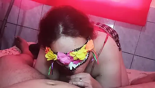 Blowjob pagi yang lezat dengan mani muncrat yang kaya di payudaranya yang besar