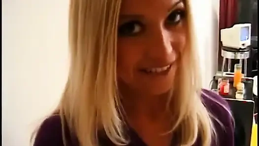 Zierliche blonde cheerleeder hardcore im schlafsaal