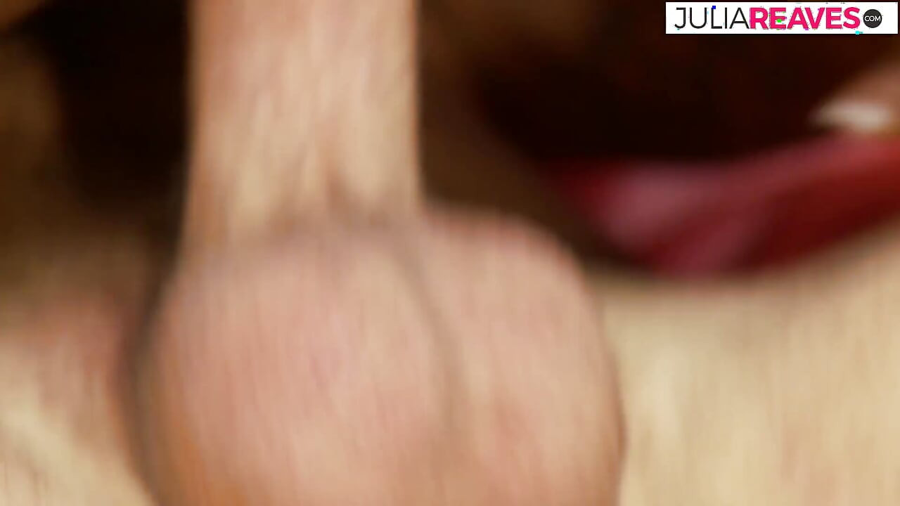 Teef buigt voorover als ze wordt geneukt door een monsterlul