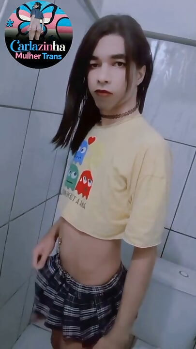 그녀는 칼라 젊은 트랜스베스타이트 여성, 짧은 반바지와 장난기 있는 팬티를 입고 있다