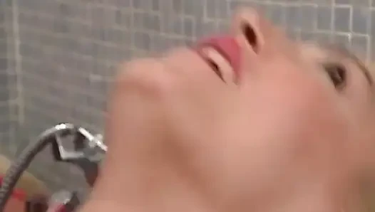 Kasık saçlı sarı banyoda ısırıyordu