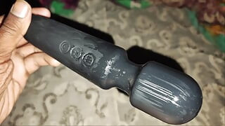Un vibrator negru îmi fute gaura de cenușă