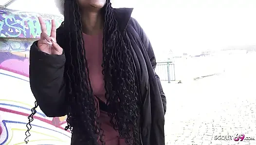 Alman izci - zenci kız Vicky Menage için oyuncu seçmelerinde prezervatifsiz anal seks