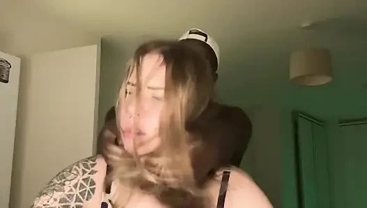 Canavar büyük zenci yarağı ile gece geç saatlerde sikiş