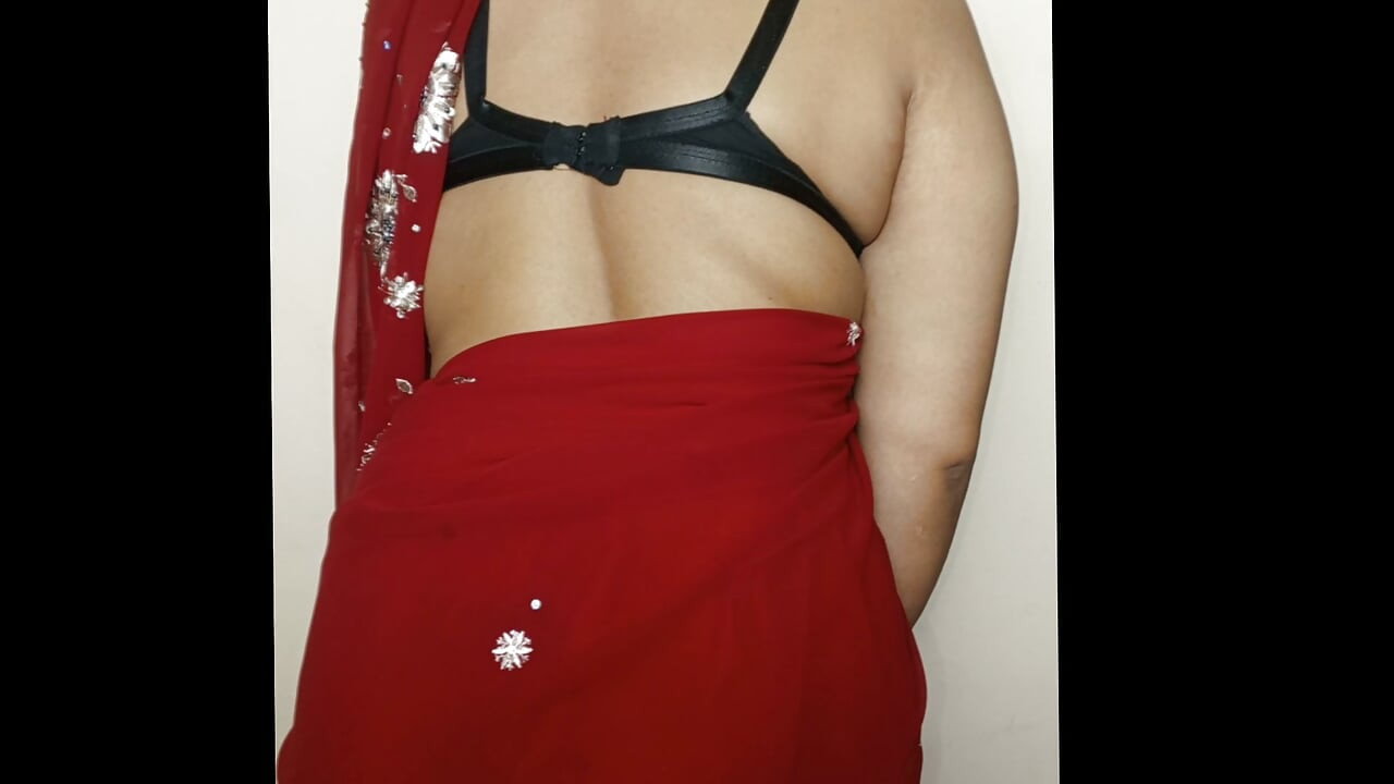 Fată frumoasă în sari roșu cu sâni mari apăsați - Video indian desi fierbinte