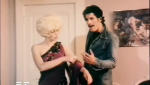 Горячую и сексуальную блондинку шпилют грубый