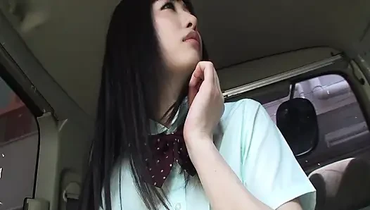 İpeksi ten, gizli derinlikler. Arisa masum çerçevesinin ötesine uyanıyor