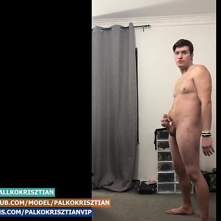 Раздевается