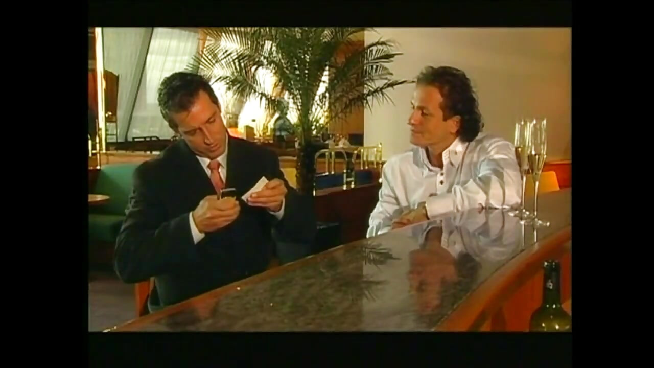 Mükemmel memeli harika seksi orta yaşlı seksi kadın otelde sikiliyor ve büyük klasik yarakla götüne boşalıyor