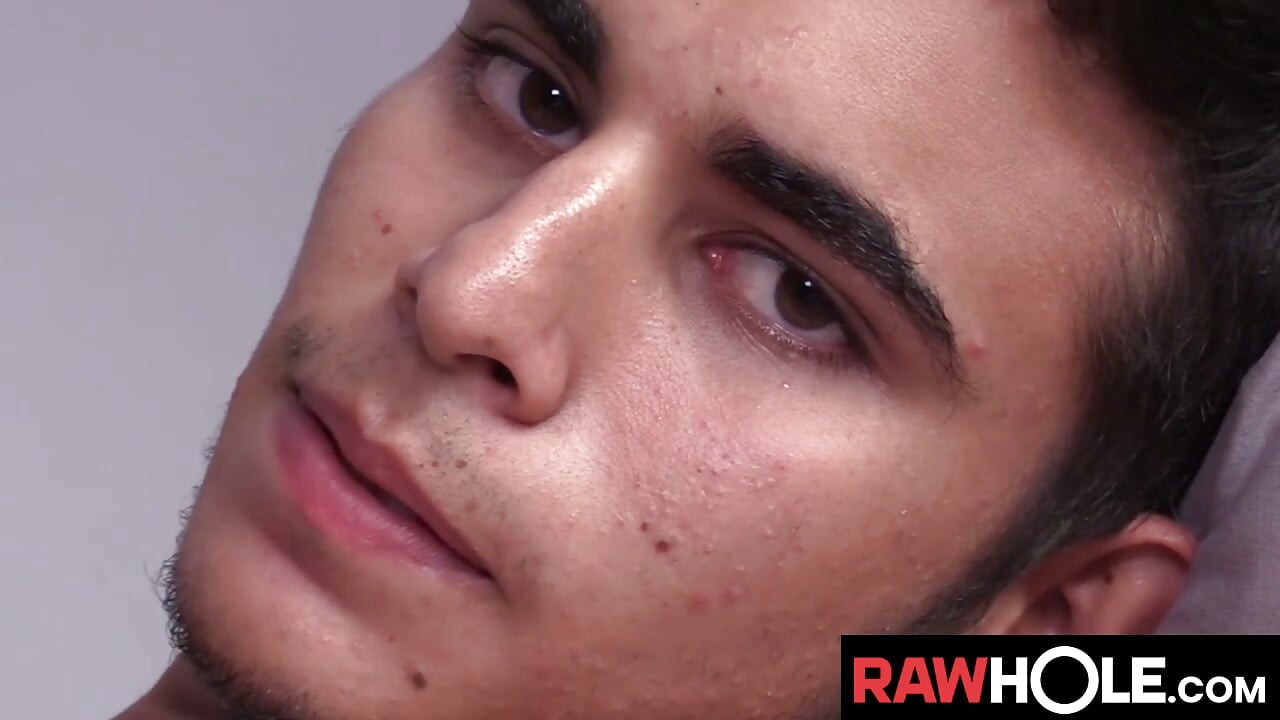 RAWHOLE Hung Latino Amateur Venezolano Remi Has His Fat Dick Serviced