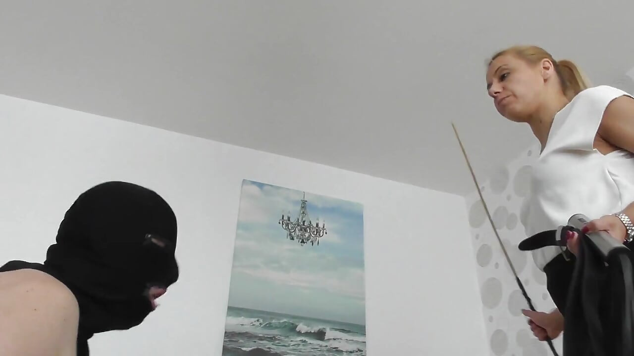 Zwei blonde MILfs versohlt ihren fetten sklaven