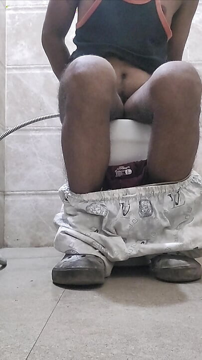 Grabó un video de novia teniendo sexo en el baño.