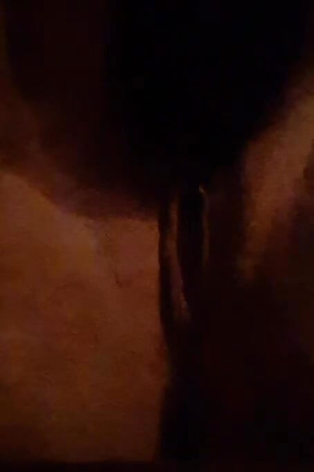 熟女用振动器自慰并高潮