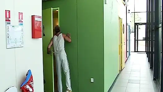 Fransız üniversiteli kızlar dersten sonra öpüşüyor