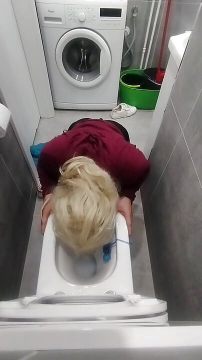 ティーンエイジャーのビッチが友人の家でトイレを舐める