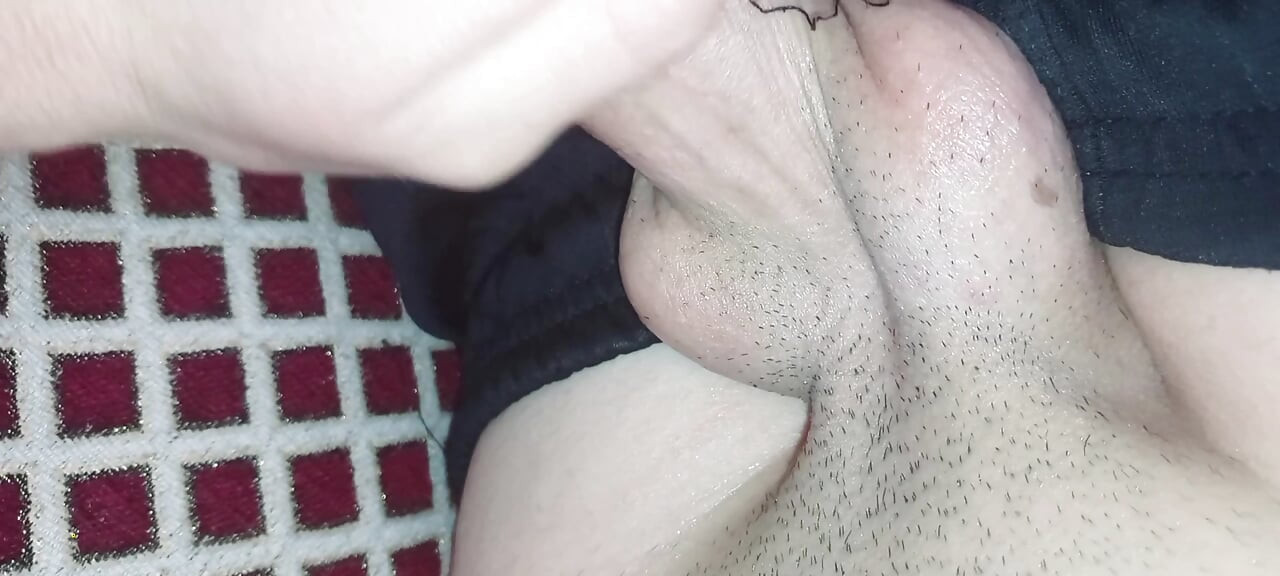 床单下的卧室自慰 - 激烈的释放。 💦
