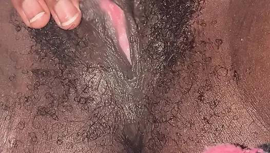 Gadis imut amerika lagi asik masturbasi memeknya yang berbulu sampai menganga lebar
