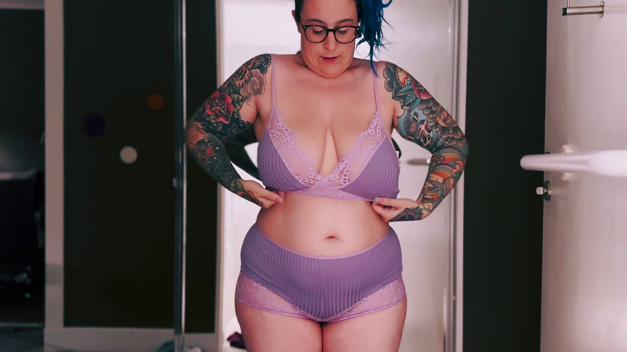 Kurvige britische MILF probiert sexy SHEIN-Lingerie an – tätowiert und vollbusig