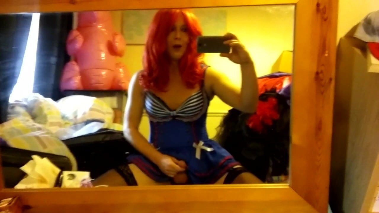 Red head CD playing