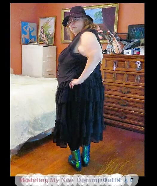 Nuevas fotos sexy en forma de sombrero y botas tomadas antes de hacer videos