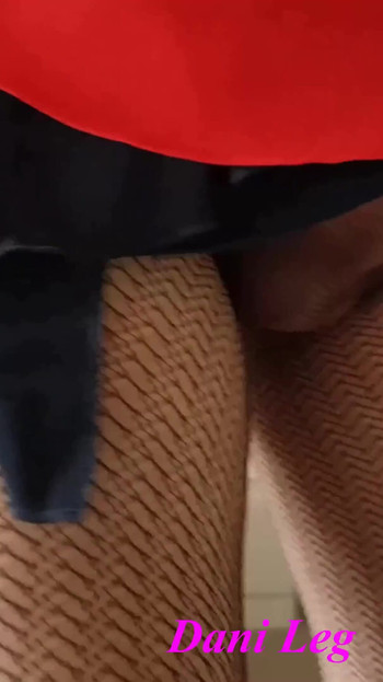 Dani_leg svršava u seksi crnoj mrežastoj mreži