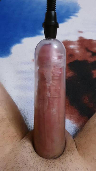 大きなチンポを突き動かす