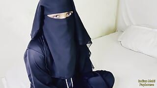 Jonge vreemdgaande vrouw Shabana babe draagt een abaya-hijab en neukt hardcore met een Indische jongen