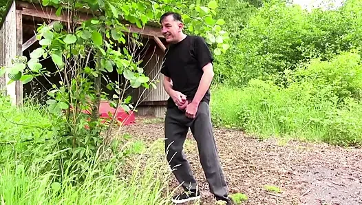 Horny brunette gets her pussy smashed outdoor