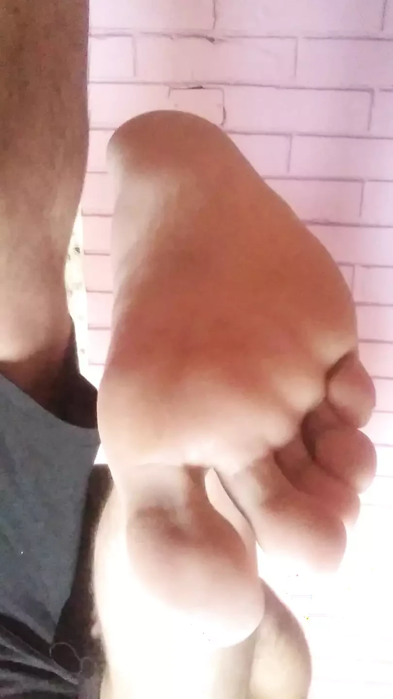 Tapak kaki untuk melepasi lidah anda
