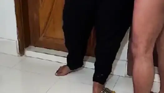Ibu tiriku gila sampai muncrat, tiba-tiba datang ke kamarku waktu ayahku lagi istirahat di kamar sebelah