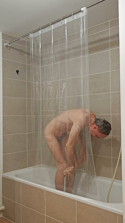 Je bent in de badkamer. Kijk wat je ziet.