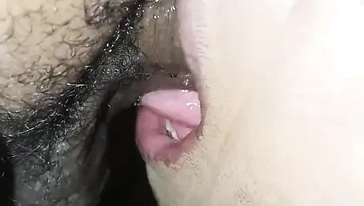 Она отсосала его пенис, не вынимая его из глотки, остановившись только тогда, когда он был полностью мягким.