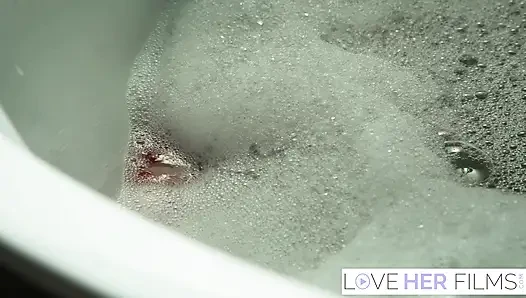 Tante seksi rambut merah sophia locke dientot habis-habisan di kamar mandi