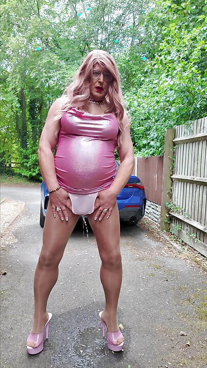 Sexy Crossdresser Kellycd2022 με το ροζ γυαλιστερό φόρεμά μου, σέξι καλσόν χωρίς ραφή και γόβες