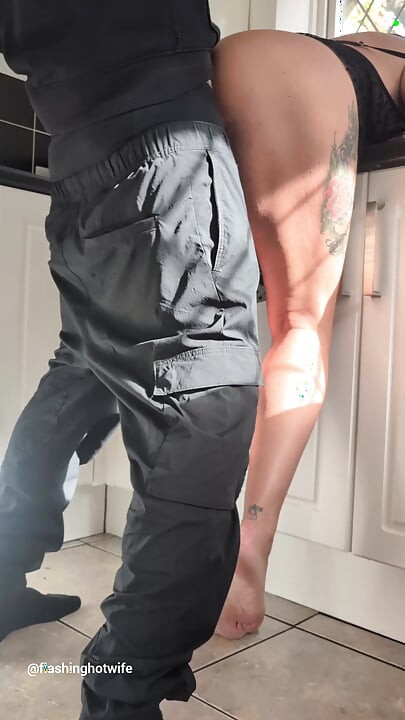 Teściowa dostaje kolejne kremowe ciasto w kuchni