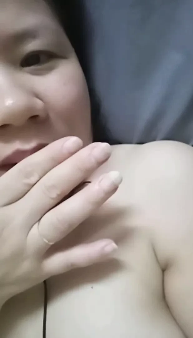 Vietnamese single step mum fingering her pussy until she cums