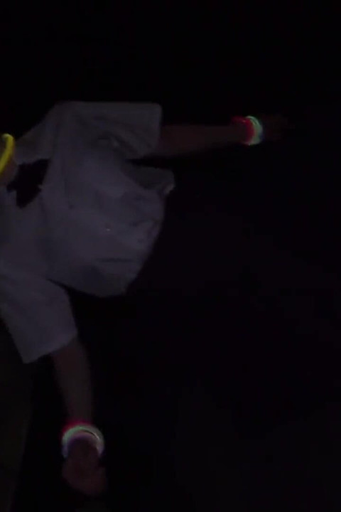 Mokra marka luta dok ostavlja nestašni svetlucajući trag gde god se nagodila, 2.