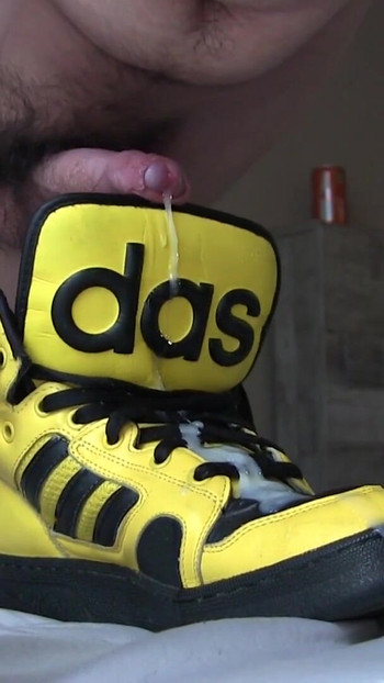 Moment emblématique de « Adidas Jeremy Scott Sneakers adore mon sperme - partie 2 »